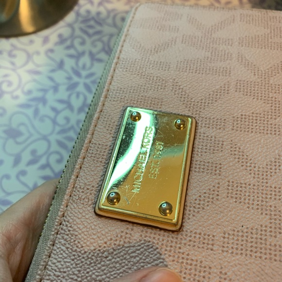 Michael Kors Long Wallet - Picture 2 of 5